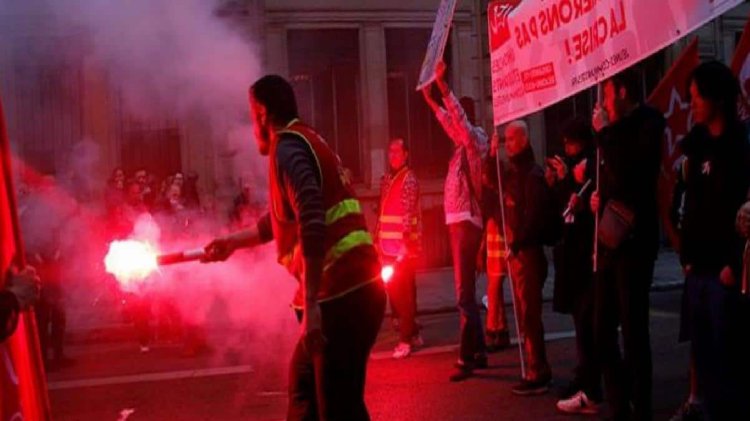 Fransa’da halk sokaklara döküldü! Yollar kapatıldı, toplu taşıma durma noktasında