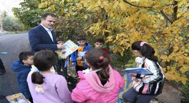 Vali Akbıyık, çocuklara okumanın önemini anlattı