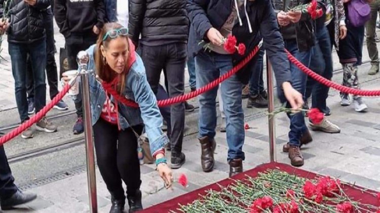 Hain hücum sonrası, vatandaşlar İstiklal’de! Hayatını kaybedenler anısına onlarca karanfil, alana bırakıldı