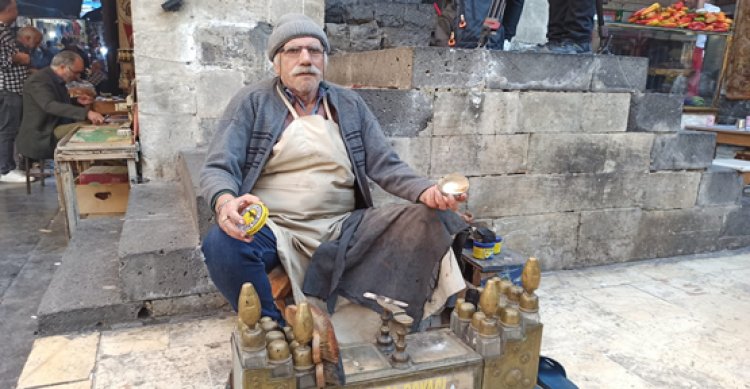 Şanlıurfa’da 50 yıllık ayakkabı boyacısı krize yenik düştü