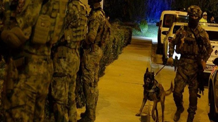 Uçağa binen yolcunun telefonda görüşürken kullandığı bir söz polis takımlarını harekete geçirdi