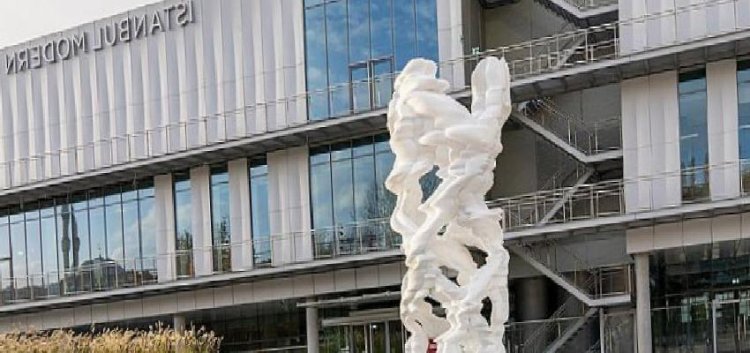 Tony Cragg’in “Runner” isimli heykeli İstanbul Modern’in yeni müze binasının önünde yerini aldı