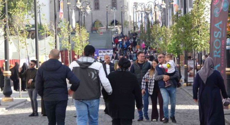 Diyarbakırın İstiklal Caddesine yoğun ilgi