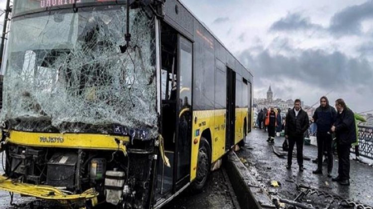 İETT otobüsü Galata Köprüsü’nde balık tutanların üzerine uçtu: 3 yaralı