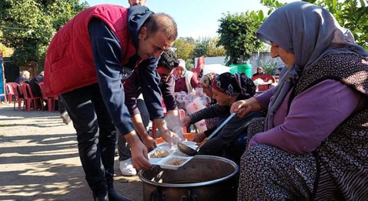 Düğün Yemekleri Çukurova’da İmece İle Hazırlanıp Dağıtılıyor