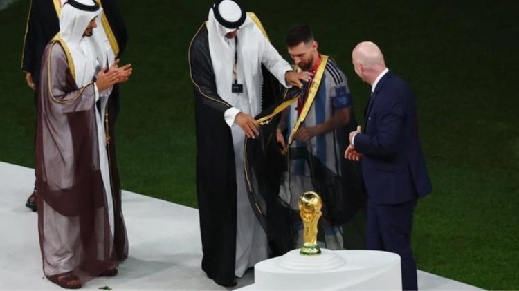 Messi’ye Katar Emiri’nin giydirdiği kıyafetin altından çok derin bir mana çıktı