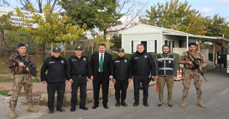 Vali Ayhan&#039;dan görev başındaki polislere ziyaret