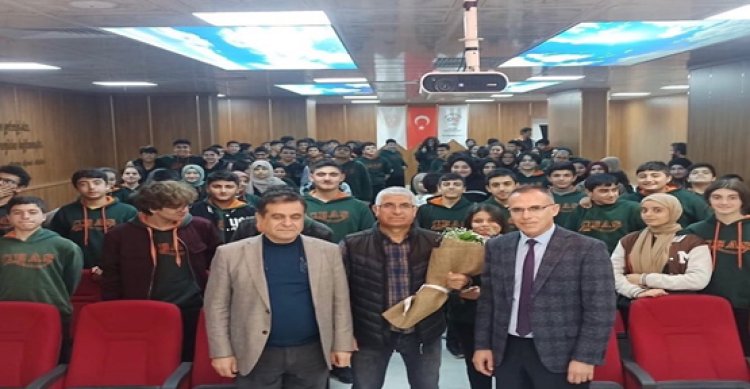 Benek, ÇEAŞ Şanlıurfa Anadolu Lisesi’nde Z Kuşağı ile söyleşiye katıldı