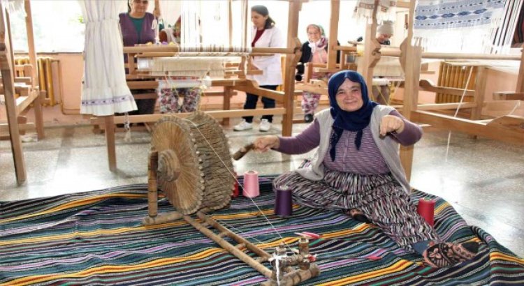 Amasyalı nineler 250 yıllık Yassıçal çuha dokumasını öğreniyor