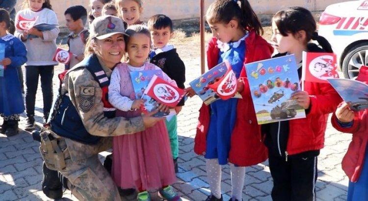 Siirtte jandarma ekipleri, köy okulu öğrencilerini bilgilendirdi