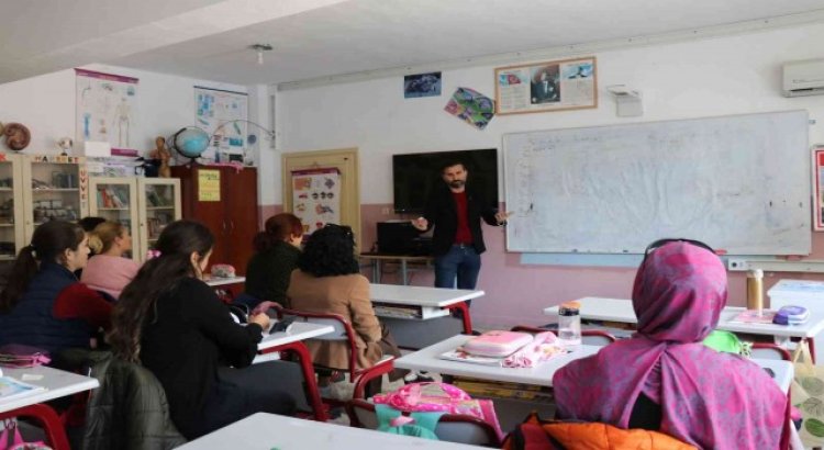 Alanyanın tek köy yaşam merkezinde öğrenci ve veliler birlikte eğitim alıyor