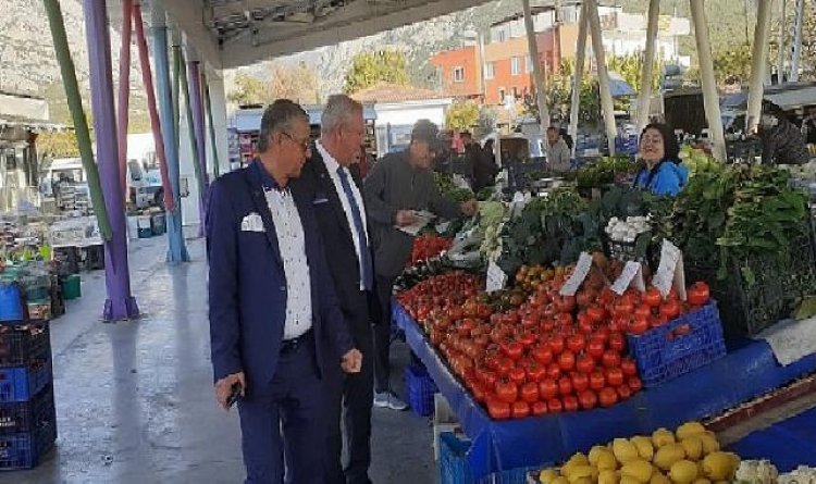 Lider Topaloğlu’ndan pazar esnafına ziyaret