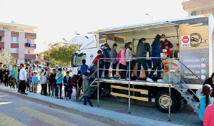 Didim Belediyesi ilçede eğitim gören öğrencilere çorba ikramında bulunarak yüzleri güldürmeye devam ediyor