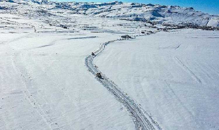 Van’da Kırsalda Karla Gayret Aralıksız Sürüyor