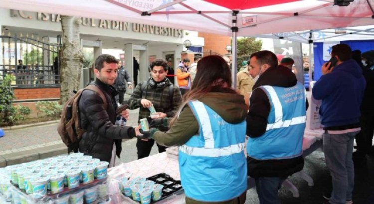 Küçükçekmece Belediyesi, final haftasına giren üniversite öğrencilerine yemek ikramında bulundu