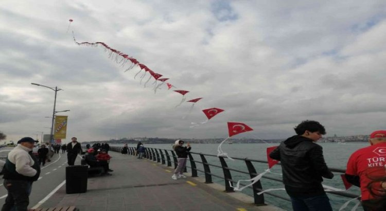 Üsküdarda 225 metrelik Türk bayraklı uçurtma treni gökyüzünü süsledi