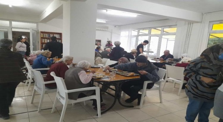 Burhaniyede kursiyerler huzurevinde yemek verdi