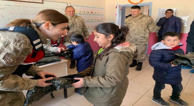 Jandarmanın hediye götürdüğü köy çocukları büyük mutluluk yaşadı