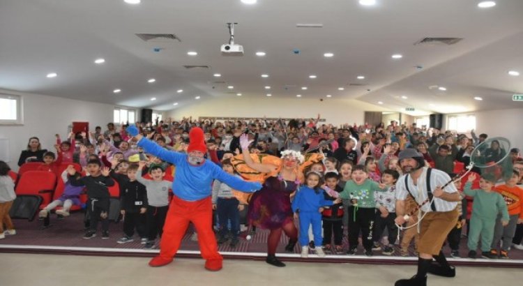 Buharkentli öğrencilere müzikal karne hediyesi