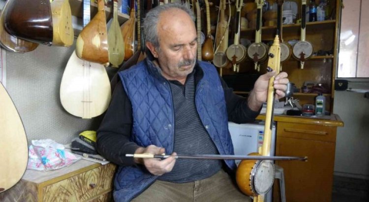 35 yıl önce dinlediği türküden etkilendi, kabak kemane ustası oldu