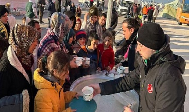 Depremzede vatandaşlara sıcak çorba ikramı