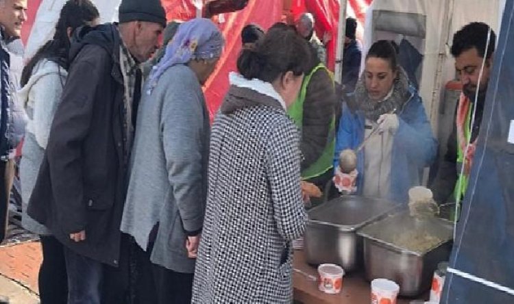 Efes Selçuk Belediyesi Malatya’da Yemek ve Sosyal Market Çadırı Kurdu