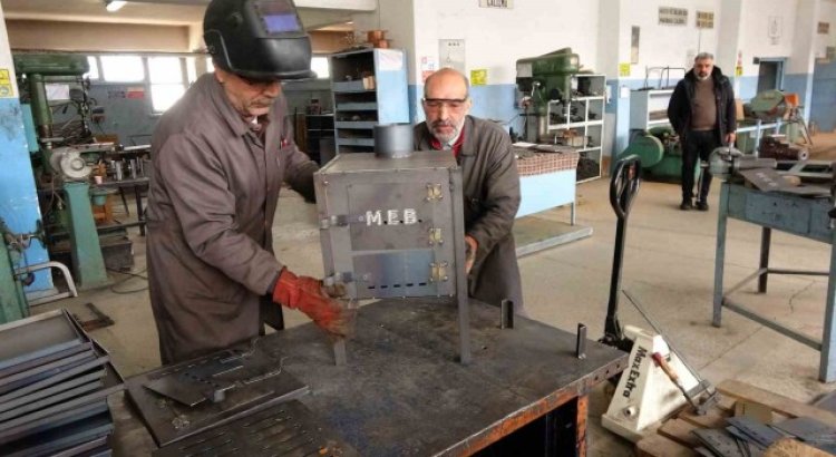 Yozgatta meslek liselerinde depremzedeler için çadır sobası üretiliyor