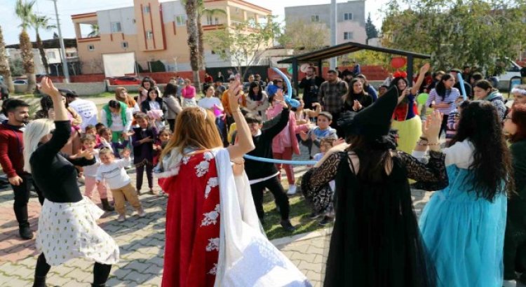 Mersindeki depremzede çocuklar depremin etkilerini eğlenerek atıyor