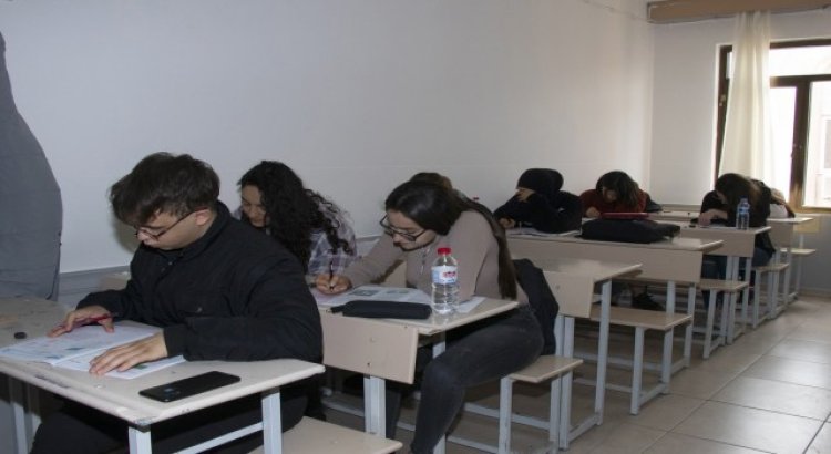 Mersinde depremzede öğrenciler kurs merkezlerinde sınava hazırlanıyor