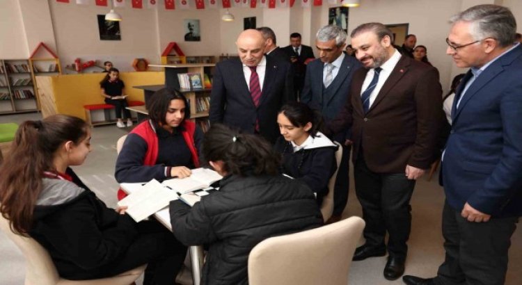 Keçiören Belediyesinden kitap ve laboratuvar ekipmanı desteği