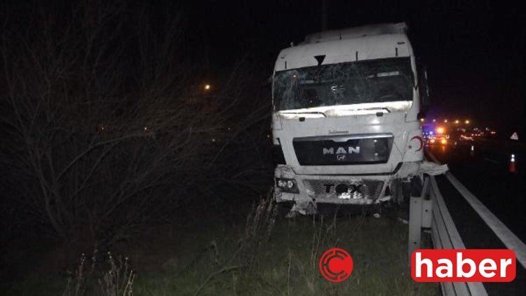 DEPREM BÖLGESİNE GİDEN TIR REFÜJE ÇARPTI, YARDIM MALZEMELERİ YOLA SAÇILDI