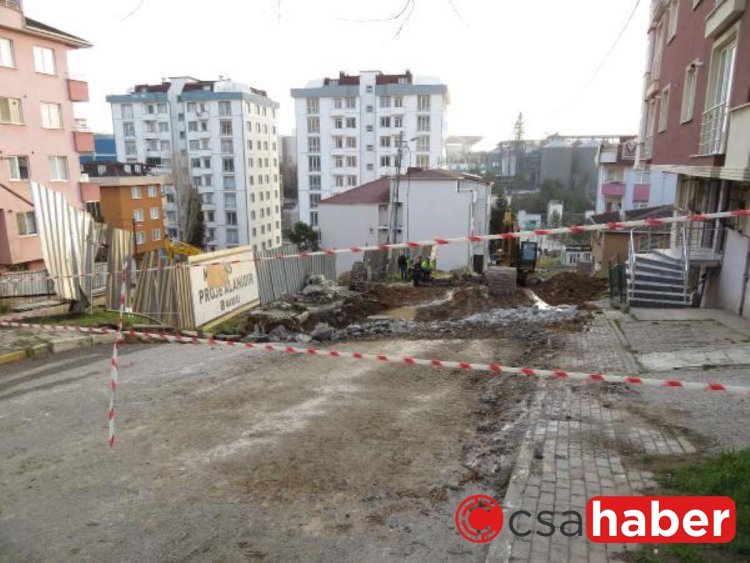 (Gündüz görüntüleriyle) Pendik’te yol çöktü, 2 bina tedbir amaçlı tahliye edildi