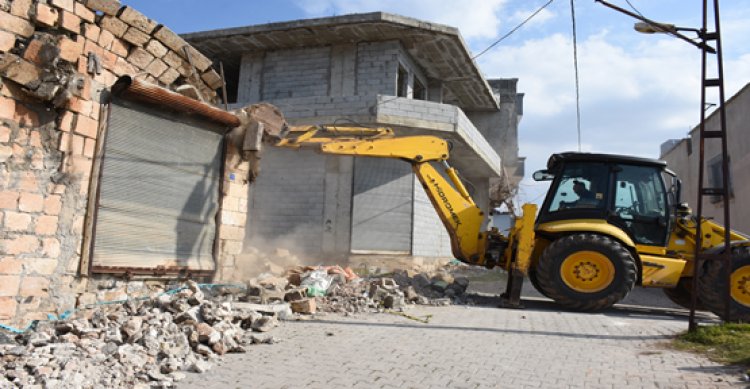 Hilvan’da Ağır Hasarlı Evlerin Yıkımına Başlandı