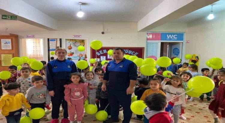 Siirt Belediyesi zabıta ekibi minik öğrencileri bilgilendirdi