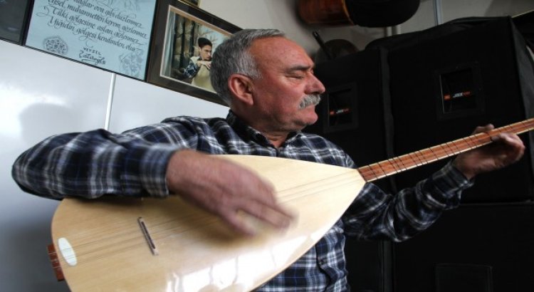 Mahalli sanatçı kendi yazdığı eseriyle duygulandırdı