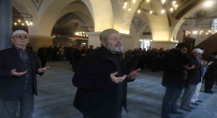 5 asırlık camide, depremde hayatını kaybedenler için Mevlid-i Şerif okundu