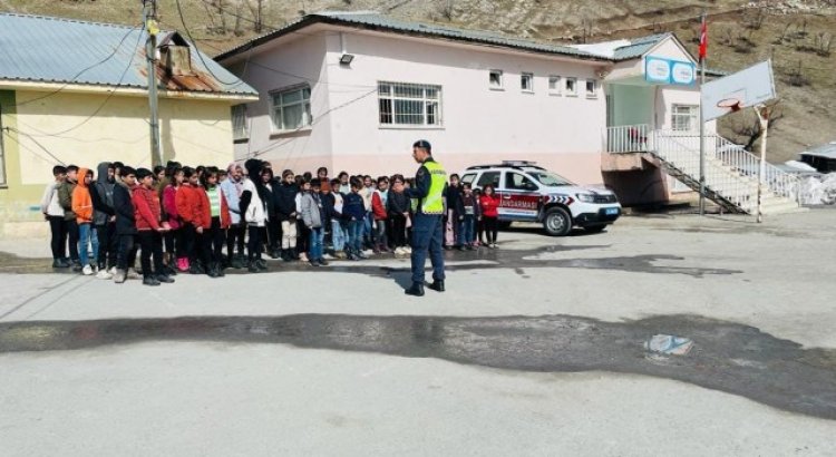 Jandarmadan öğrencilere trafik semineri