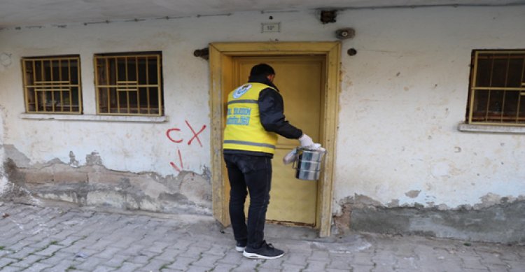 Haliliye Belediyesi sıcak yemekleri evlere ulaştırıyor