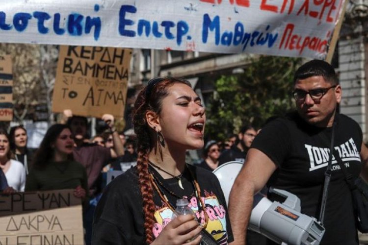 Yunanistan’da sular durulmuyor! Sokağa inen 50 bin kişi tren kazasını protesto etti