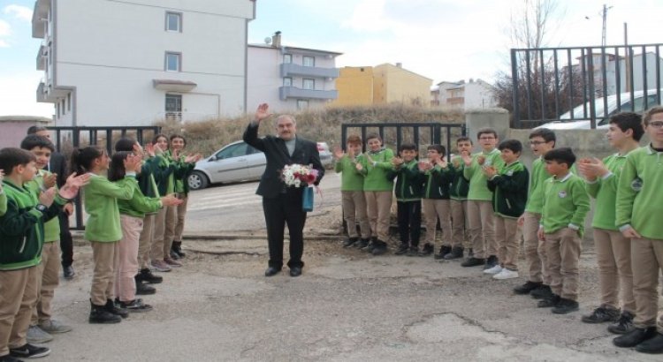 Emekliye ayrılan 37 yıllık öğretmene doğum gününde duygu dolu veda