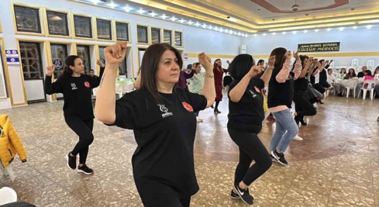 Nazillide halk oyunları topluluğu düzenledikleri etkinliği depremzede kadınlara adadı