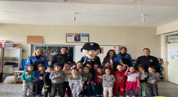 Hakkari polisinden kitap okuma etkinliği