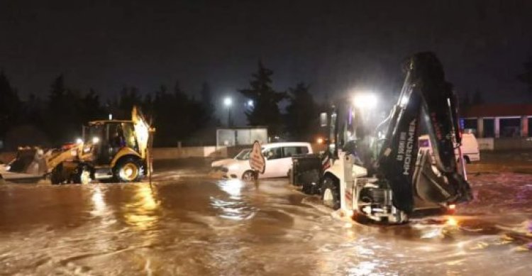 Akçakale yolu  yağış sonrası ulaşıma kapandı