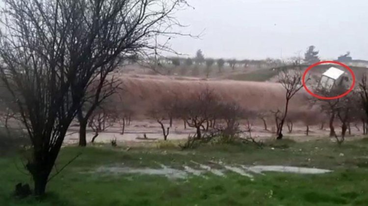 Sel felaketinin boyutu gündüz ortaya çıktı! Tır, sulara direnemeyerek yoldan aşağı devrildi