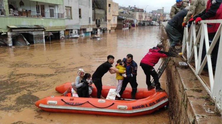 Sel felaketinde evlerinde mahsur kalan vatandaşlar, botlarla kurtarıldı