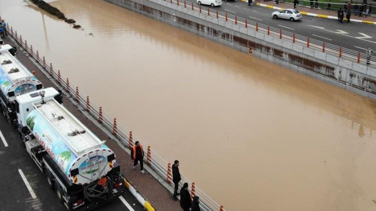 Facianın boyutunu gözler önüne seren manzara! Şehrin en işlek kavşağı göle döndü