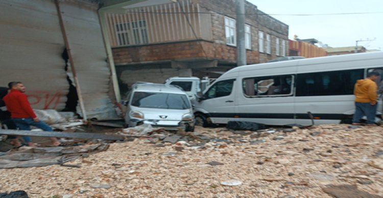 Şanlıurfa’da yollar çöktü, araçlar hurda yığınına döndü