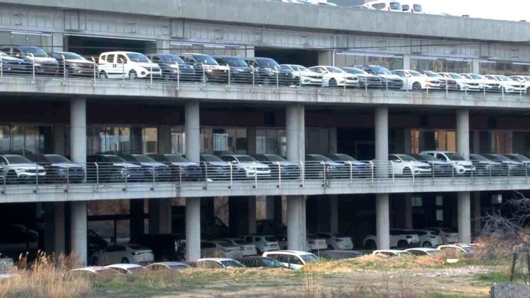 Bayiye gidip “Sıfır araç yok” cevabını alan vatandaş, 2 kilometre ötedeki araçları görünce şoke oldu