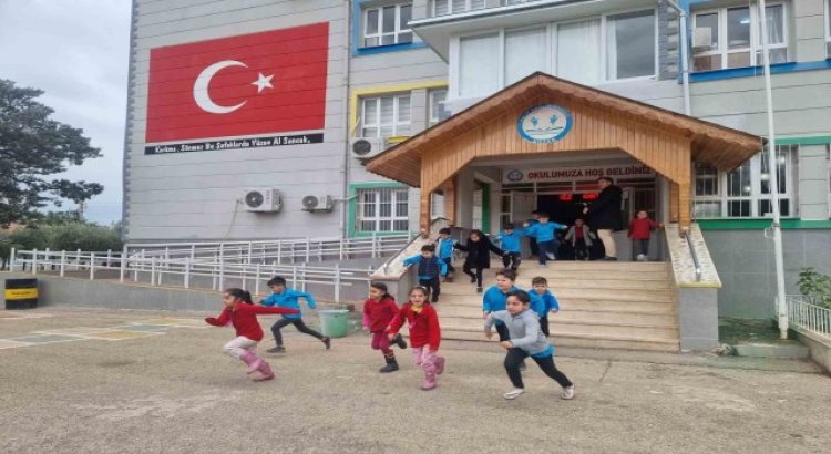 Adanada öğrenciler için deprem tatbikatı