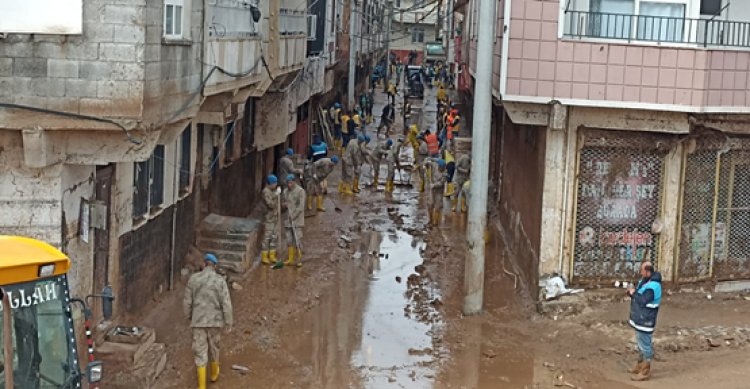 Şanlıurfa’da Mehmetçik Afetzedelerin yaralılarını sarıyor